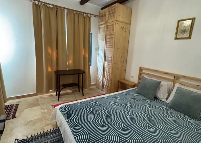 Casuta Cu Cactusi * 2 Mai